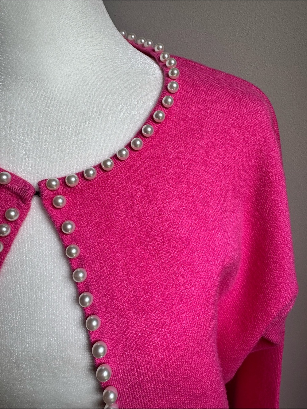 Avara NWT Women’s Hot Pink Pearl-Trim Clasp-front Cardigan Sweater Size Small - Picture 3 of 7